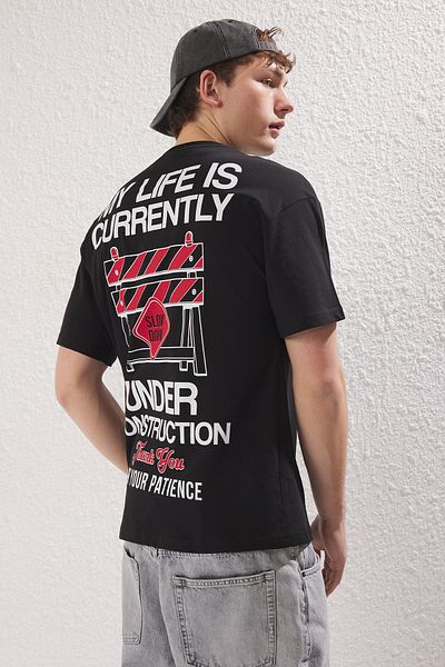 Trendyol Collection Υπερμεγέθη μαύρο βαμβακερό μπλουζάκι με στάμπα - TMNSS25TS00114