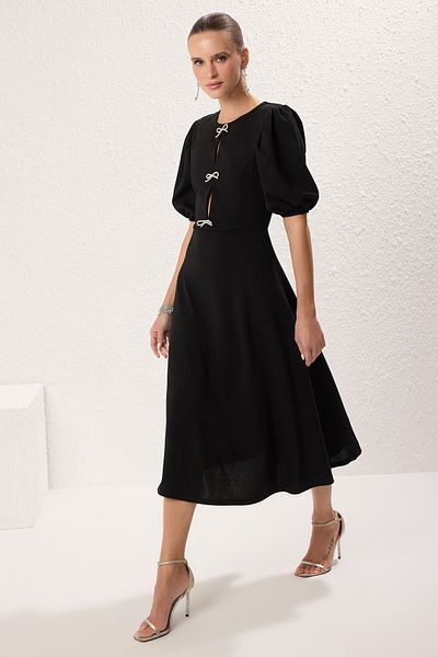 Trendyol Collection Schwarzes gestricktes A-Linien-Kleid mit Schleife TPRSS25EL00234