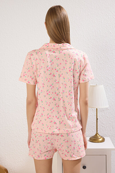 Trendyol Collection Rosa gestricktes Pyjama-Set aus 100 % Baumwolle mit Gingham-Blumen-Shorts THMSS25PT00364