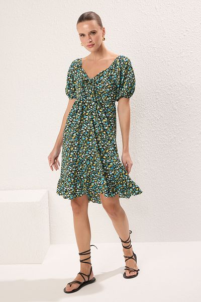 Trendyol Collection Πράσινο ελαστικό μίνι πλεκτό φόρεμα - τετράγωνο γιακά, στυλ Skater - TWOSS25EL00330