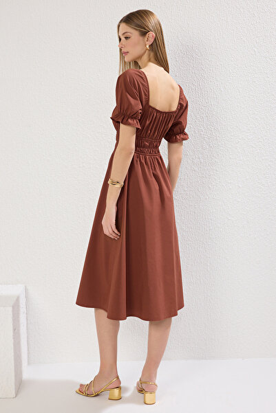 Trendyol Collection Sötétbarna egyenes szoknya, derékig nyíló elasztikus bélésű Midi szőtt ruha TWOSS22EL1768