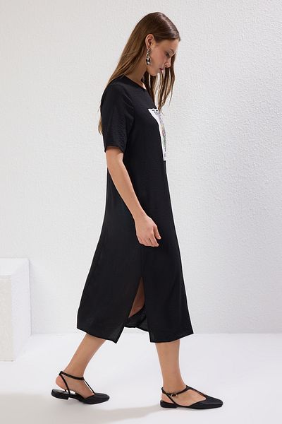 Trendyol Collection Schwarzes, bedrucktes, detailliertes Etuikleid/bequem geschnittenes Midikleid aus Webstoff TWOSS22EL0782
