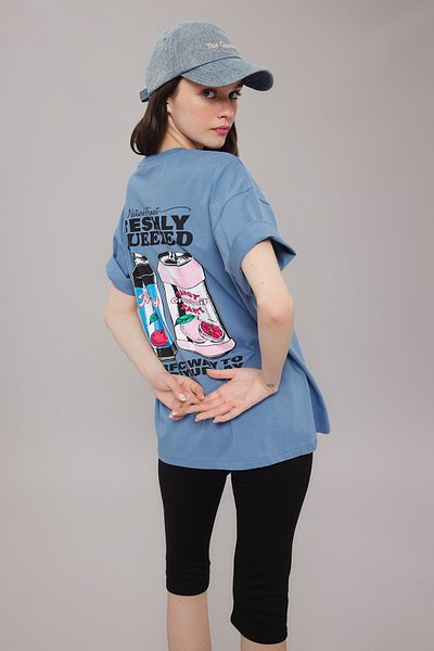 Trendyol Collection Tricou tricotat Indigo - 100% bumbac, potrivire largă, imprimat față și spate TWOSS25TS00073