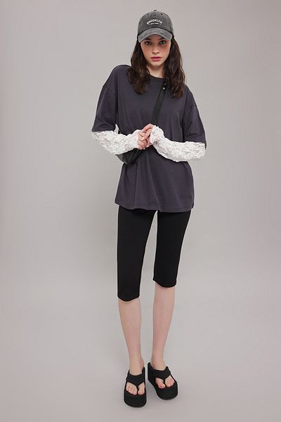 Trendyol Collection Anthrazitfarbenes, breites T-Shirt mit Spitzendetail – TWOAW25TS00022