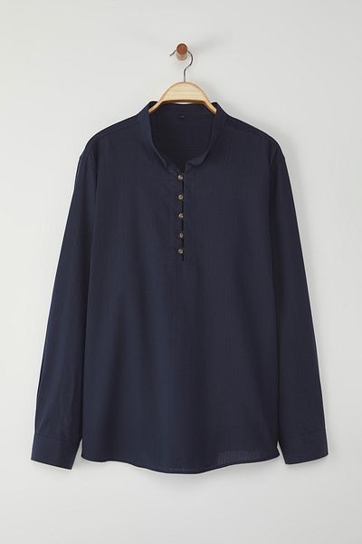 Trendyol Collection Marineblaues Hemd in Übergröße aus Baumwolle mit Flammenmuster und halbem Knopfleiste TMNSS25AX00006