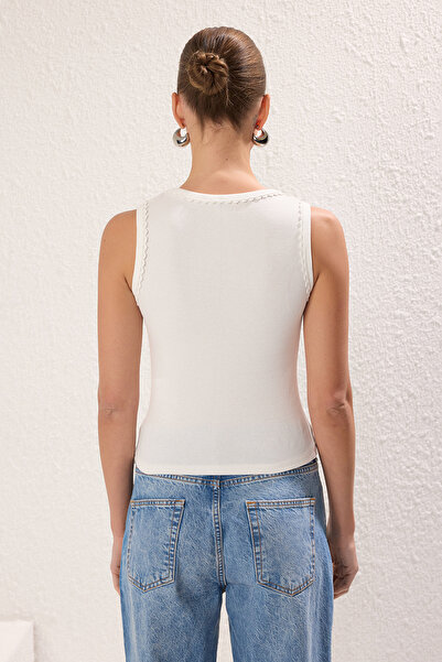 Trendyol Collection Ecrufarbene, bodenlange, dehnbare Strickbluse mit Neckholder und Nullärmeln TWOSS25BZ00289