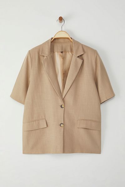 Trendyol Curve Beigefarbene, kurzärmlige Jacke in Übergröße in Leinenoptik TBBSS25AG00011