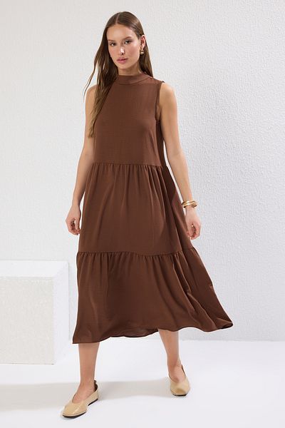 Trendyol Collection Hnědé střihové midi tkané šaty TWOSS20EL1864 se stojáčkem