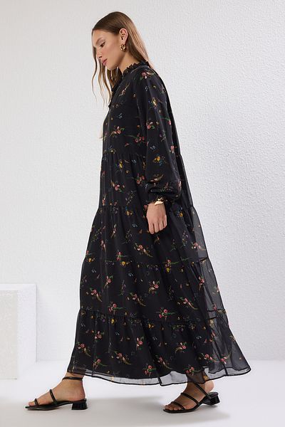 Trendyol Modest Schwarzes gewebtes Kleid mit Blumenmuster – Kragendetail TCTAW25EB00091
