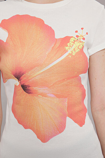 Trendyol Collection Εκρού μπλουζάκι με στάμπα λουλουδιών που εφαρμόζει στο σώμα - TWOSS25TS00031