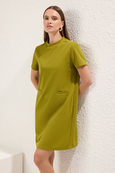 Trendyol Collection Πράσινο λαδί Mini Smart Crepe φόρεμα - Εμφάνιση τσέπης, ανοιχτή μέση, TWOSS23EL01802