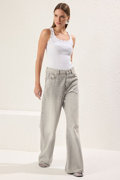 Trendyol Collection Weißes, mit Klammern verziertes, figurbetontes Strick-Unterhemd TWOSS25AL00015