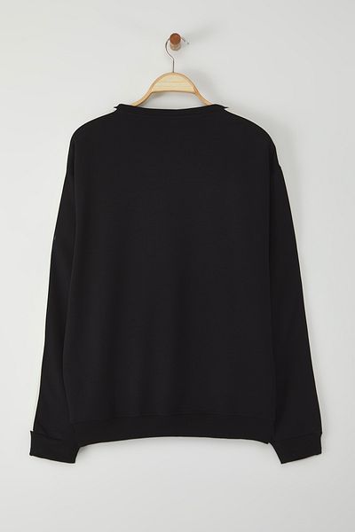 Trendyol Collection Черен суитшърт с V-образно деколте и широк крой, щампа и текст, без повдигане, More Sustainable TMNAW25SW00208
