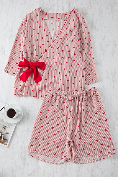 Trendyol Curve Rotes, gestreiftes, herzförmiges, gewebtes Pyjama-Set mit Schnürung TBBSS25AI00046