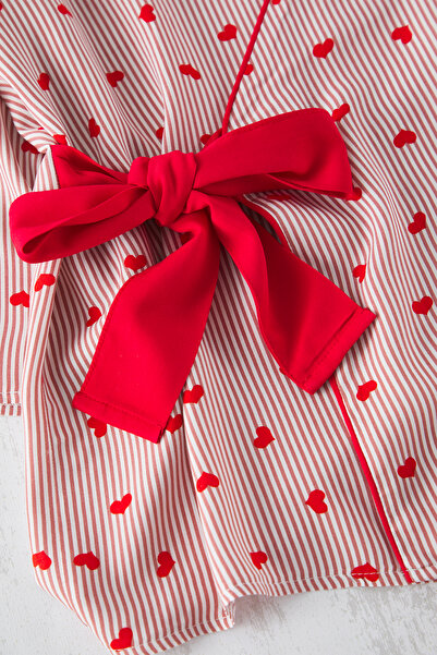 Trendyol Curve Rotes, gestreiftes, herzförmiges, gewebtes Pyjama-Set mit Schnürung TBBSS25AI00046