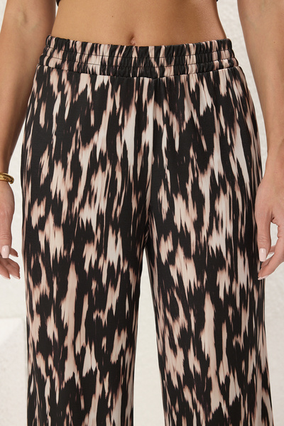 Trendyol Collection Pružné kalhoty uvolněného střihu s vysokým pasem s abstraktním potiskem – hnědé*001 TWOSS23PL00129