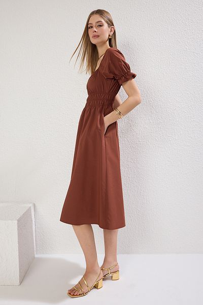Trendyol Collection Dunkelbraunes, gerades, elastisches Midi-Webkleid TWOSS22EL1768