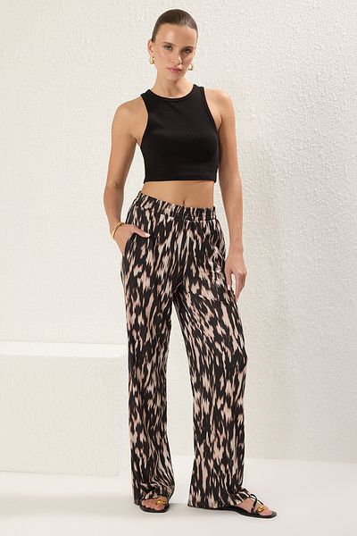 Trendyol Collection Flexible, abstrakt bedruckte, bequeme Hose mit hoher Taille – Braun*001 TWOSS23PL00129