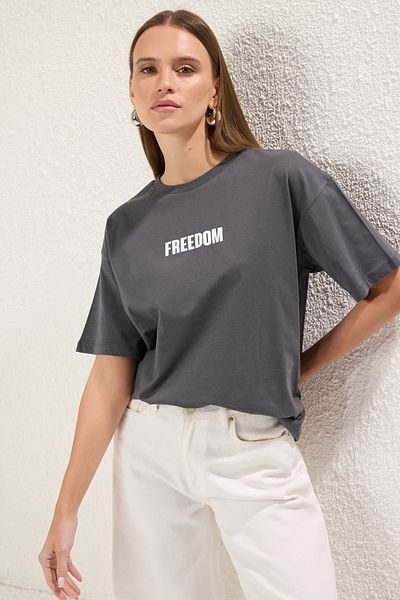 Trendyol Collection Pohodlné tričko s výstřihem a výstřihem v antracitovém sloganu – 100% bavlna Twoss21Ts0316