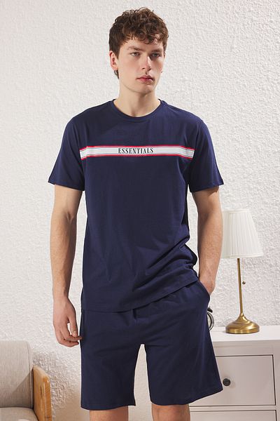 Trendyol Collection Pletená pyžamová souprava v námořnické modré Regular Fit s potiskem Tmnss25Pt00016