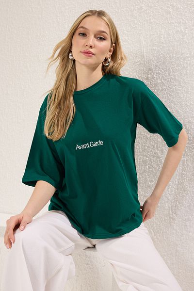 Trendyol Collection Σμαραγδένιο Πράσινο Σλόγκαν Κέντημα Χαλαρωμένο/Φαρδύ χαλαρό μπλουζάκι με λαιμόκοψη TWOSS21TS0481