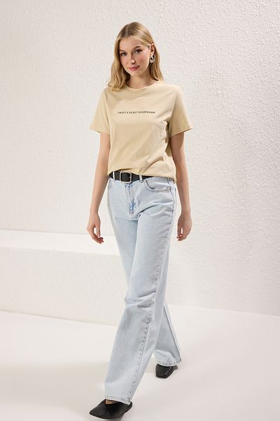 Trendyol Collection Basic-Strick-T-Shirt mit Rundhalsausschnitt – Stein, 100 % Baumwolle, Slogan, entspannte Passform TWOSS20TS0207