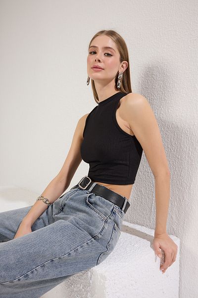 Trendyol Collection Μαύρη μπλούζα με λαιμόκοψη με ελαστική εφαρμογή - TWOSS22BZ0879
