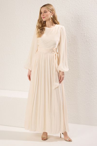 Trendyol Modest Ecrufarbenes Chiffon-Abendkleid mit Schärpendetail und glitzerndem Futter TCTAW25DB00012