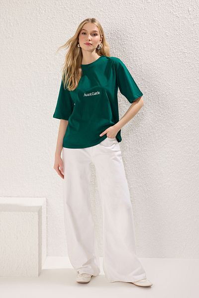 Trendyol Collection Σμαραγδένιο Πράσινο Σλόγκαν Κέντημα Χαλαρωμένο/Φαρδύ χαλαρό μπλουζάκι με λαιμόκοψη TWOSS21TS0481
