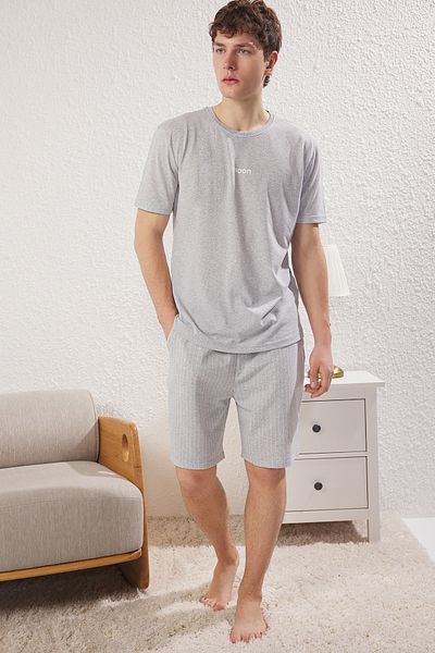 Trendyol Collection Grau gestreiftes Pyjama-Set mit normaler Passform und Shorts – THMSS21PT1005