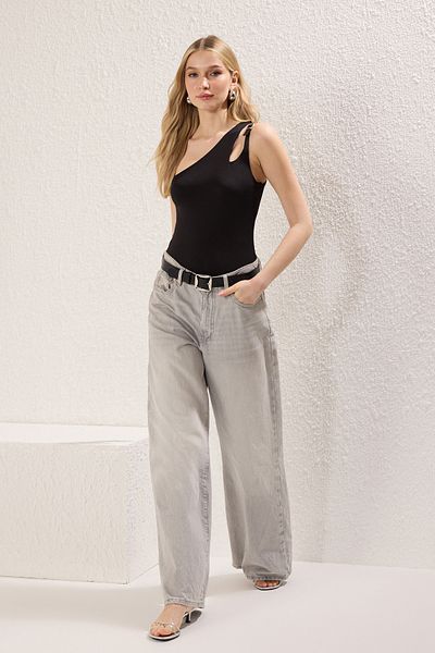 Trendyol Collection Flexibler, khakifarbener, gestrickter Body mit Fenster- und Accessoire-Detail, Druckknopfverschluss, sitzender Body TWOSS25BD00011