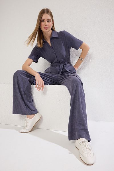 Trendyol Collection Marineblauer Overall mit Polokragen und Knopfleiste TWOSS25TU00000