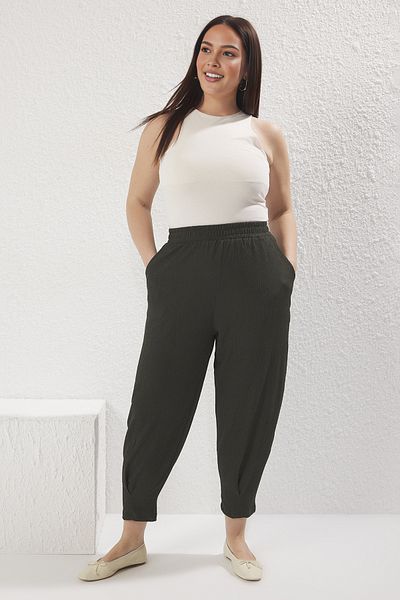 Trendyol Curve بنطال كاكي محبوك بخصر مطاطي مقاس كبير TBBSS23AR00002