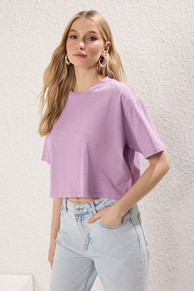 Trendyol Collection Fliederfarbenes Crop-T-Shirt mit Rundhalsausschnitt – 100 % Baumwolle, Rückenaufdruck, Fadeneffekt TWOSS23TS00116