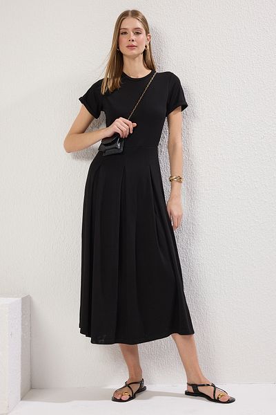 Trendyol Collection Czarna sukienka dzianinowa maxi z linią/rozcięciem dzwonkowym Twoss25El00073