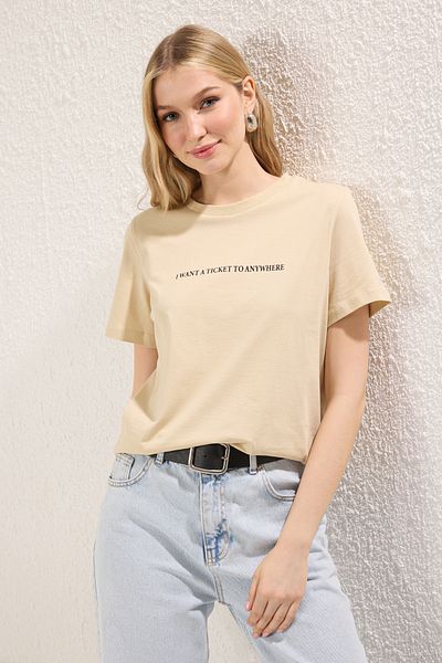 Trendyol Collection Basic-Strick-T-Shirt mit Rundhalsausschnitt – Stein, 100 % Baumwolle, Slogan, entspannte Passform TWOSS20TS0207