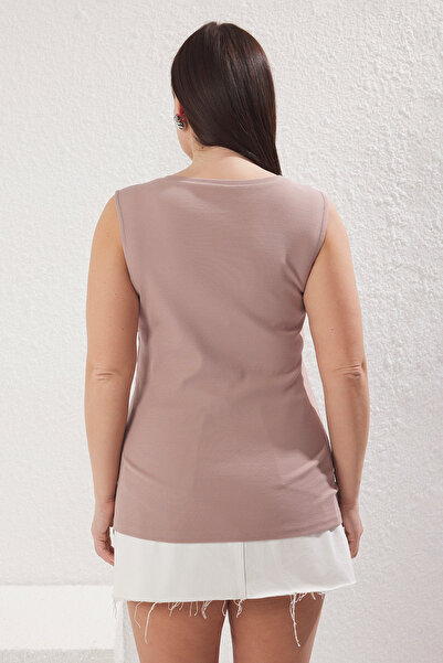 Trendyol Curve قميص داخلي مضلع بتفاصيل ملصق من Mink Tona مقاس كبير TBBSS25CV00013