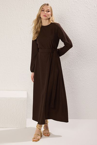 Trendyol Modest Braunes gewebtes Kleid mit Gürtel TCTSS25EB00096