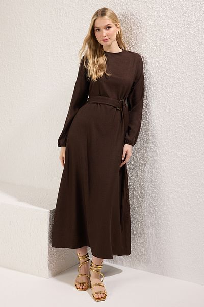 Trendyol Modest Braunes gewebtes Kleid mit Gürtel TCTSS25EB00096