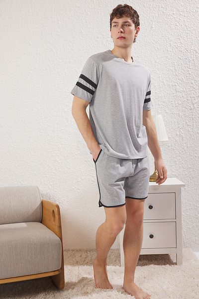 Trendyol Collection Σετ γκρι πλεκτή πιτζάμα - κανονική εφαρμογή, ρίγες μανίκια και σορτς TMNSS23PT00001