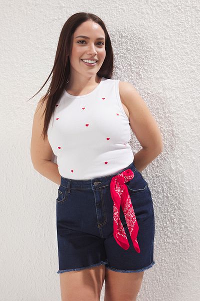 Trendyol Curve Weißes, kleines, rotes, mit Herzen besticktes Plus-Size-Unterhemd TBBSS25CV00014