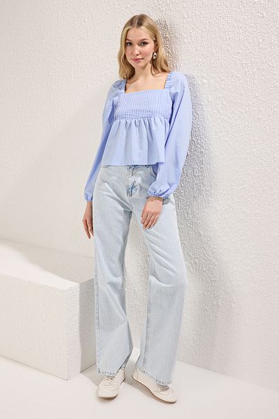 Trendyol Collection Ανοιχτό μπλε τετράγωνο γιακά μανίκια Shirred Crop υφαντή μπλούζα TWOSS25BZ00251