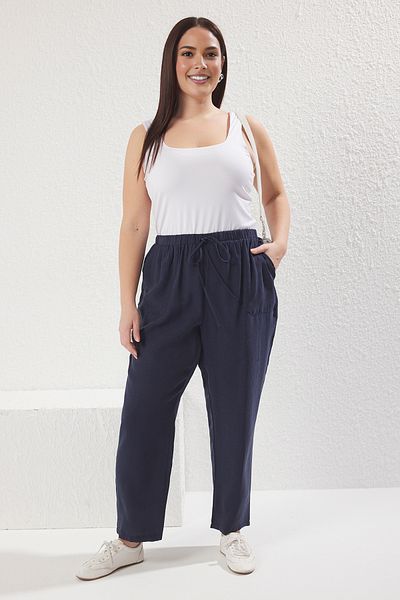 Trendyol Curve Granatowe gumowe spodnie z kieszeniami Cordon Soft Woven Plus Size Tbbss25Ar00025