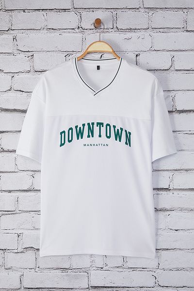 Trendyol Collection Μπλουζάκι Ecru Oversize/Wide Cut Downtown με στάμπα V-λαιμόκοψη TMNSS25TS00123