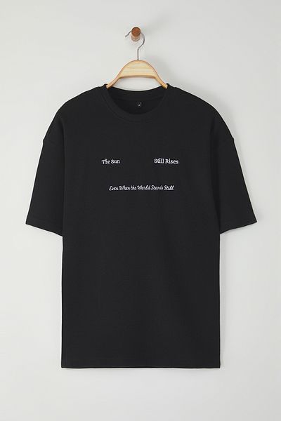 Trendyol Collection Μαύρο υπερμεγέθη μπλουζάκι με λεπτομέρεια κεντήματος - TMNSS25TS00129