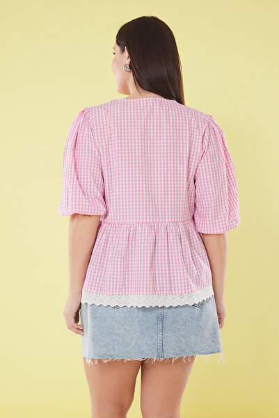 Trendyol Curve Ροζ καρό μπλούζα μεγάλου μεγέθους με κεντημένη φούστα - TBBSS25AF00013