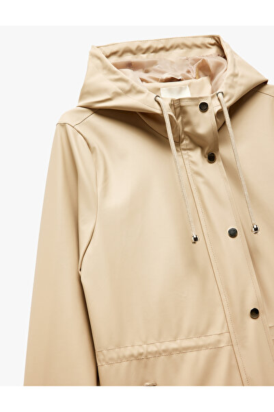 Koton Αδιάβροχο από συνθετικό δέρμα με κουκούλα με λεπτομέρεια και τσέπες με φερμουάρ