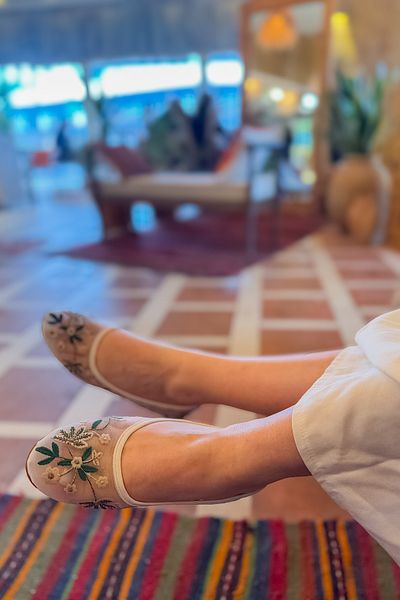SHOEBELLAS Presă alb broderie detaliu balerini damă