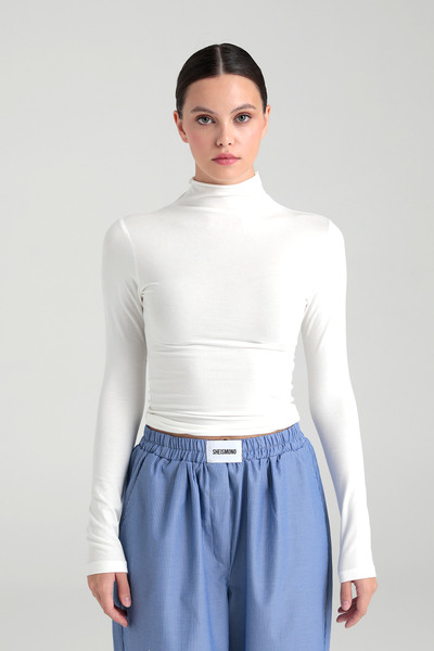 SHEISMONO Ultra měkká bílá halenka s polovičním rolákem