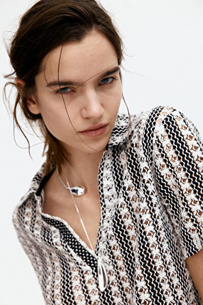 H&M Delik Desenli ve Yakalı Üst